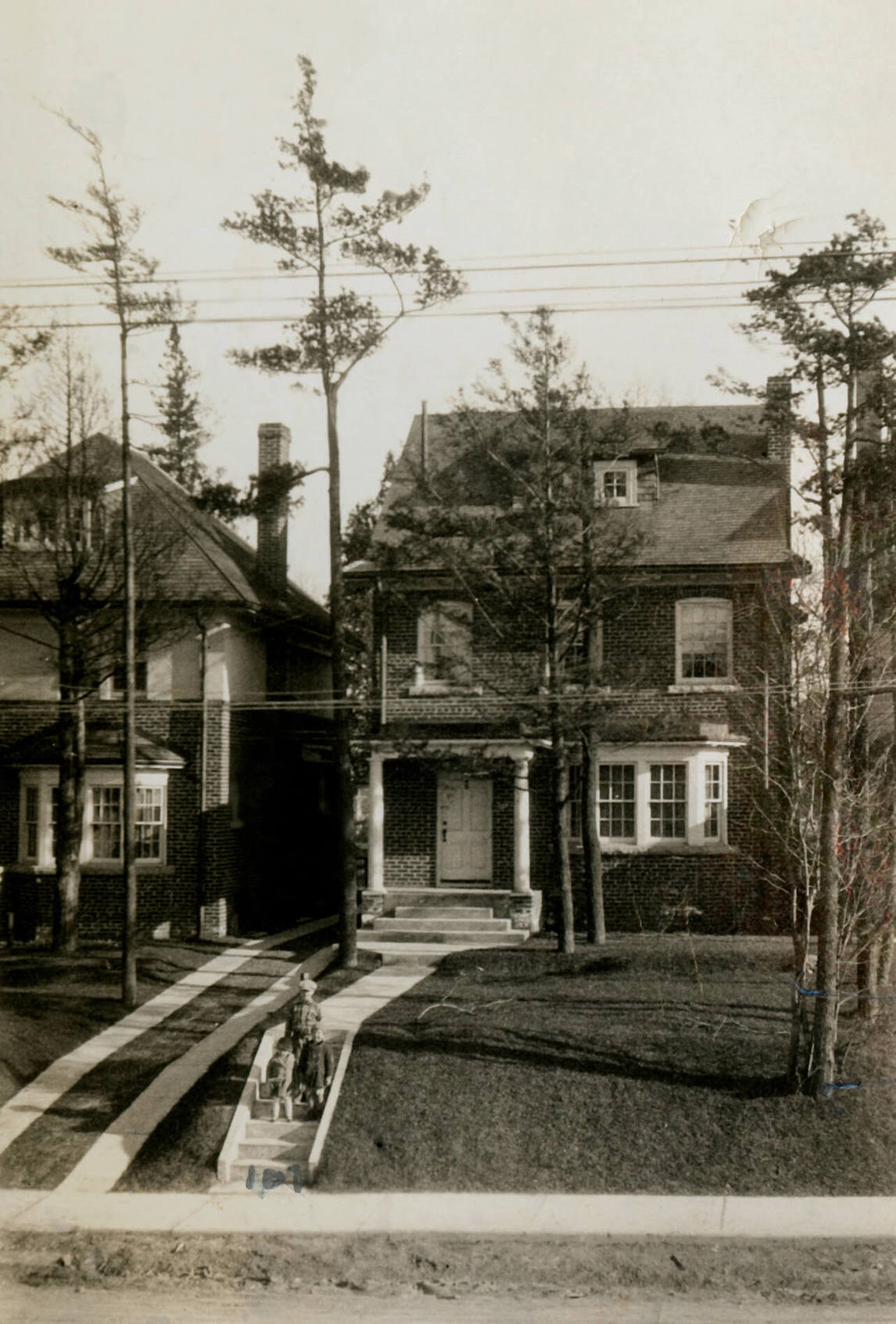  Les trois enfants des Brooker devant la maison familiale, au 109 Glenview Avenue, Toronto, durant les années 1930