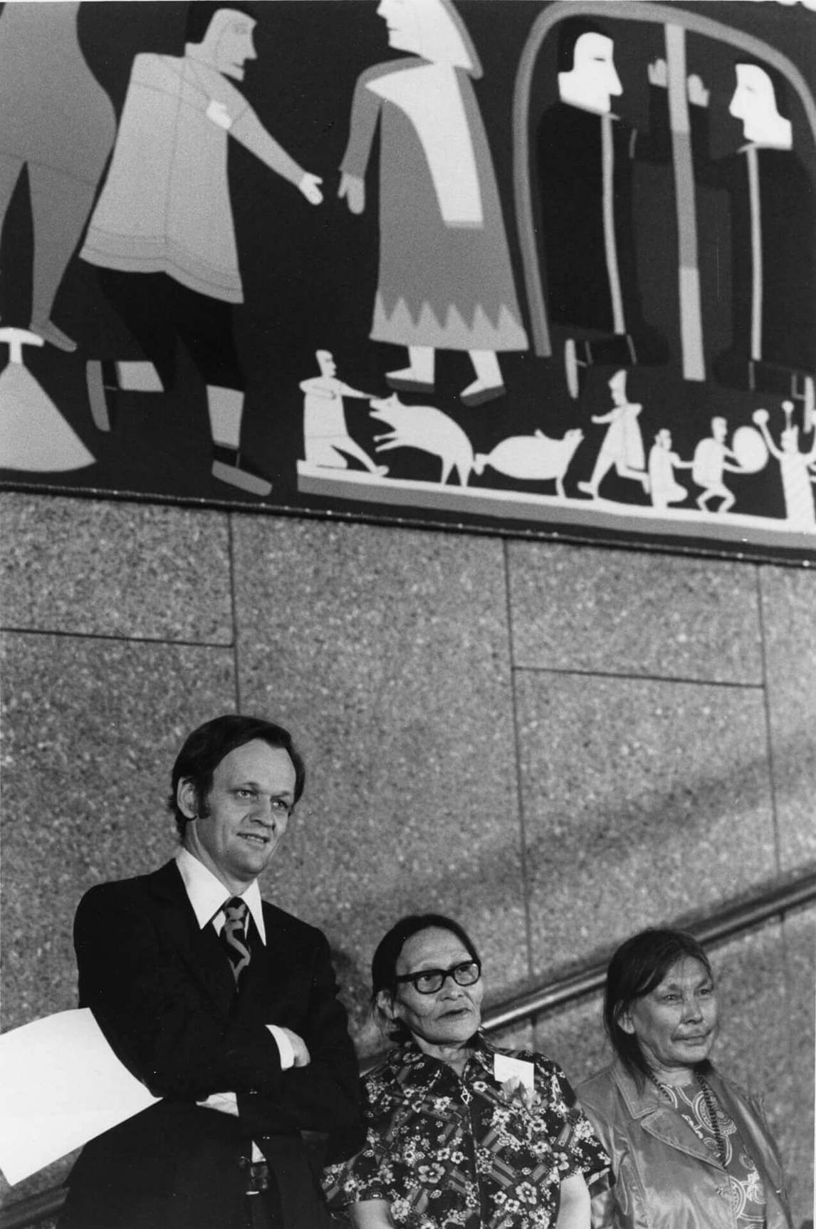 Art Canada Institute, Jean Chrétien, Pitseolak Ashoona, and Jessie Oonark at the National Arts Centre in Ottawa, 1973