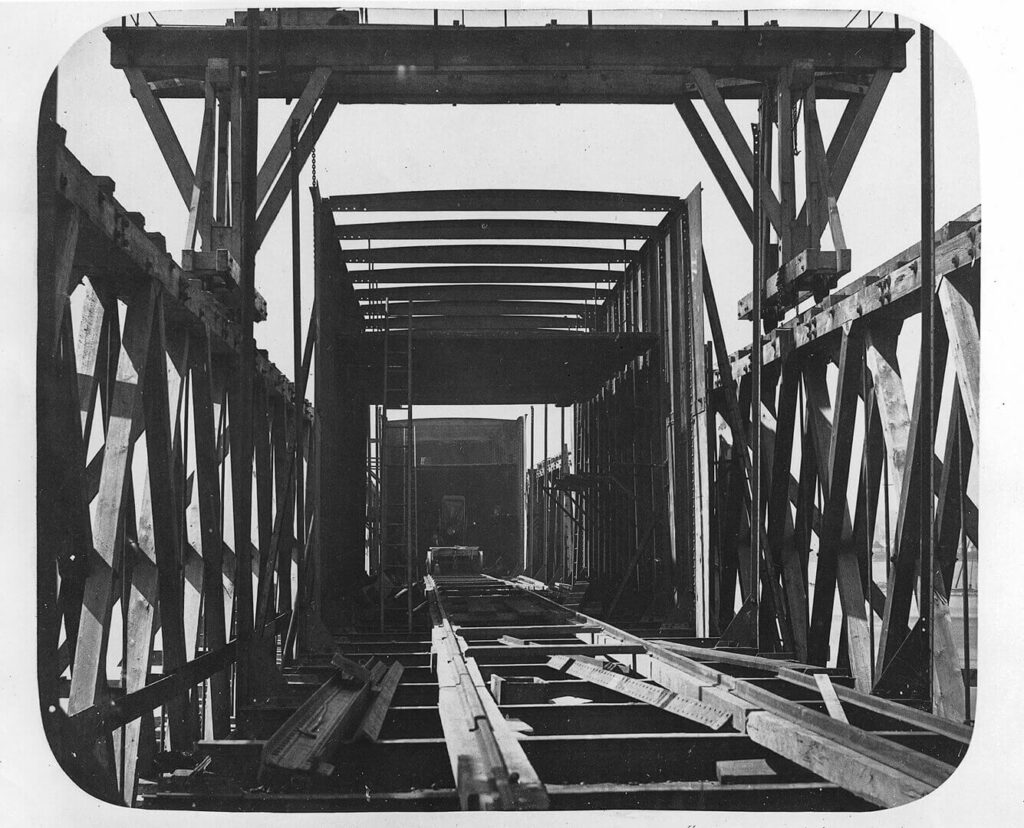 Vue de l’intérieur de la structure du tube et échafaudage, pont Victoria