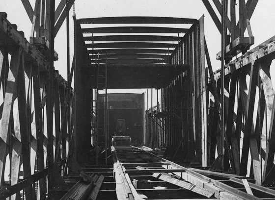 Vue de l’intérieur de la structure du tube et échafaudage, pont Victoria