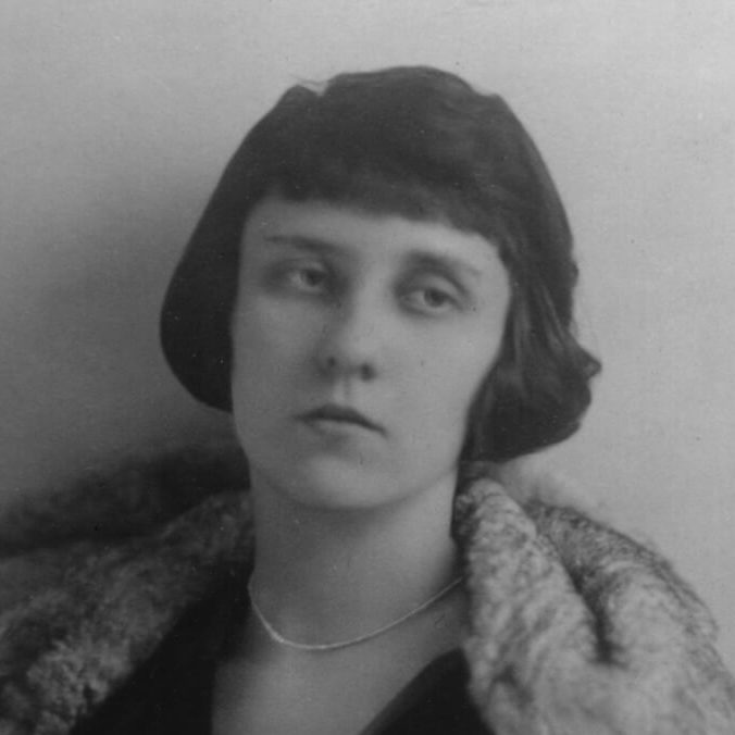 <p>Portrait photographique de Prudence Heward, v.1927.</p>
<p> </p>
<p>Bandeau: Prudence Heward, <em>Femme brune</em> (<em>Dark Girl</em>), 1935, huile sur toile, 92 x 102 cm, Hart House, Université de Toronto.</p>
