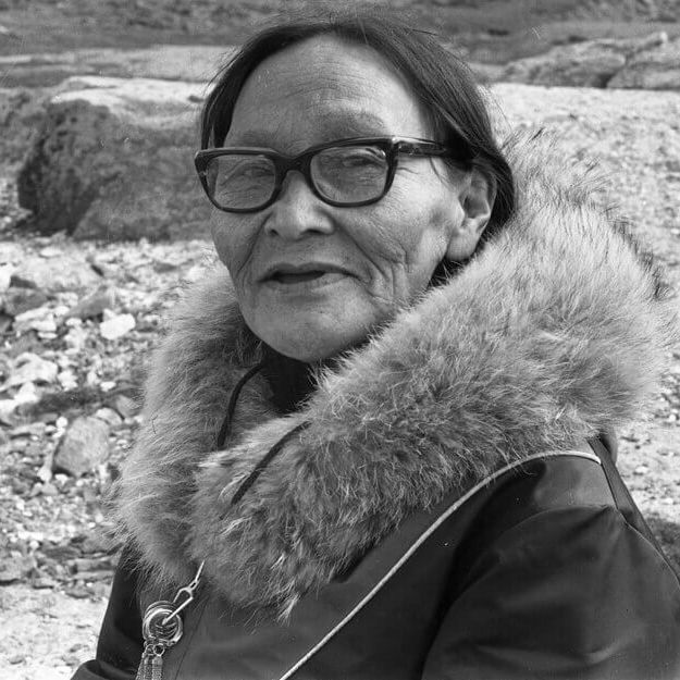 <p>Pitseolak à Cape Dorset, 1968. Photographie de Norman Hallendy.</p>
<p> </p>
<p>Bandeau : Pitseolak Ashoona, dessin à l’origine de l’estampe <em>Scène de campement d’été</em>, v.1966-1976, crayon de cire et crayon-feutre de couleur sur papier, 45,7 x 61,2 cm, Collection de la West Baffin Eskimo Co-operative Ltd., prêté à la Collection McMichael d’art canadien, Kleinburg, Ontario.</p>
