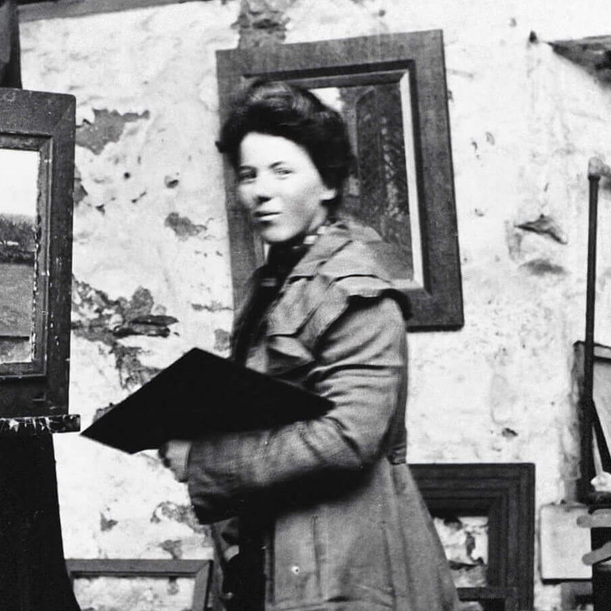 <p>Photographie de Helen McNicoll à son atelier de St Ives, v.1906, photographe inconnu, dossier d’artiste de Helen McNicoll, Robert McLaughlin Gallery, Oshawa.</p>
<p> </p>
<p>Bandeau : Helen McNicoll, <em>The Apple Gatherer</em> (<em>La cueilleuse de pommes</em>), v.1911, huile sur toile, 106,8 x 92,2 cm, Art Gallery of Hamilton, Hamilton, Ontario.</p>
