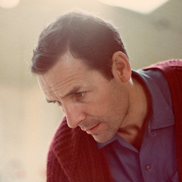 <p>Jack Chambers dans son atelier à la fin des années 1960, photographié par Michael Ondaatje.</p>
<p> </p>
<p>Bandeau : Jack Chambers, <em>Victoria Hospital</em> (<em>L’hôpital Victoria</em>), 1969-1970, huile sur bois, 121,9 x 243,8 cm, collection privée.</p>
