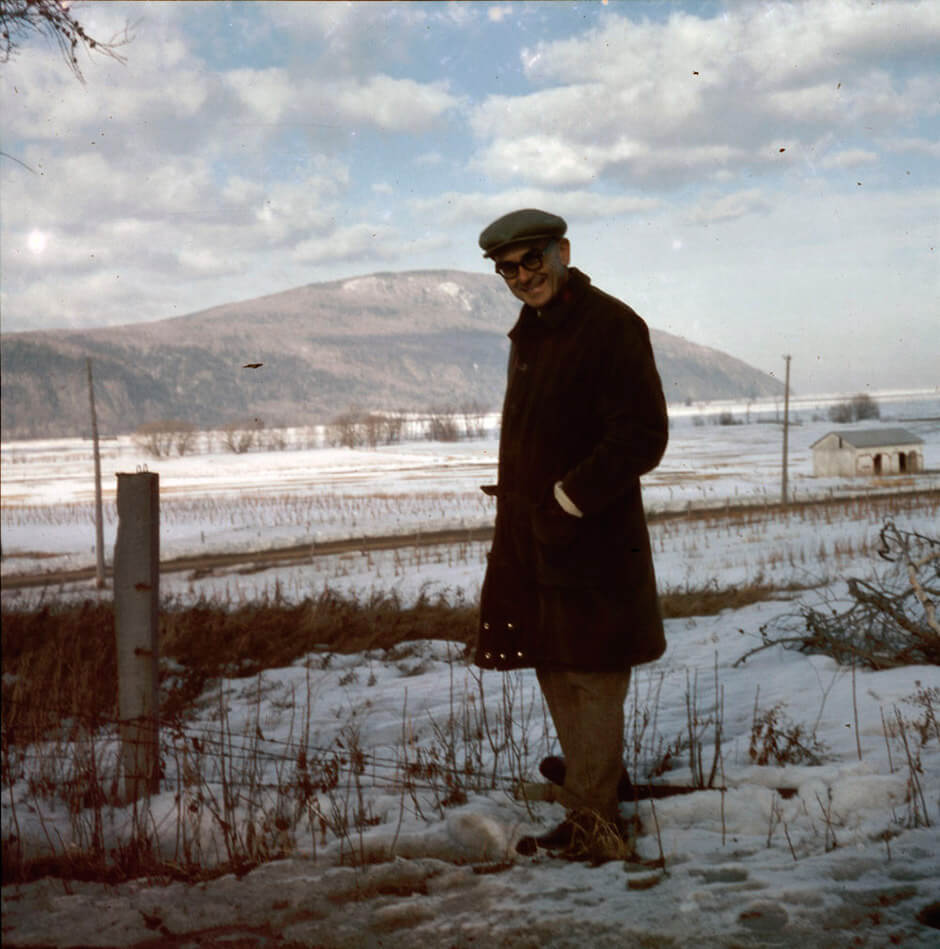 <p>Jean Paul Lemieux en hiver, Québec, v.1955-1963. Photographie de Rosemary Gilliat Eaton.</p>
<p> </p>
<p>Bandeau : Jean Paul Lemieux, croquis préparatoire pour <em>Québec (projet de peinture murale)</em>, 1949, huile sur toile, 25,4 x 101,6 cm, collection de sa Majesté la reine Elizabeth II.</p>
