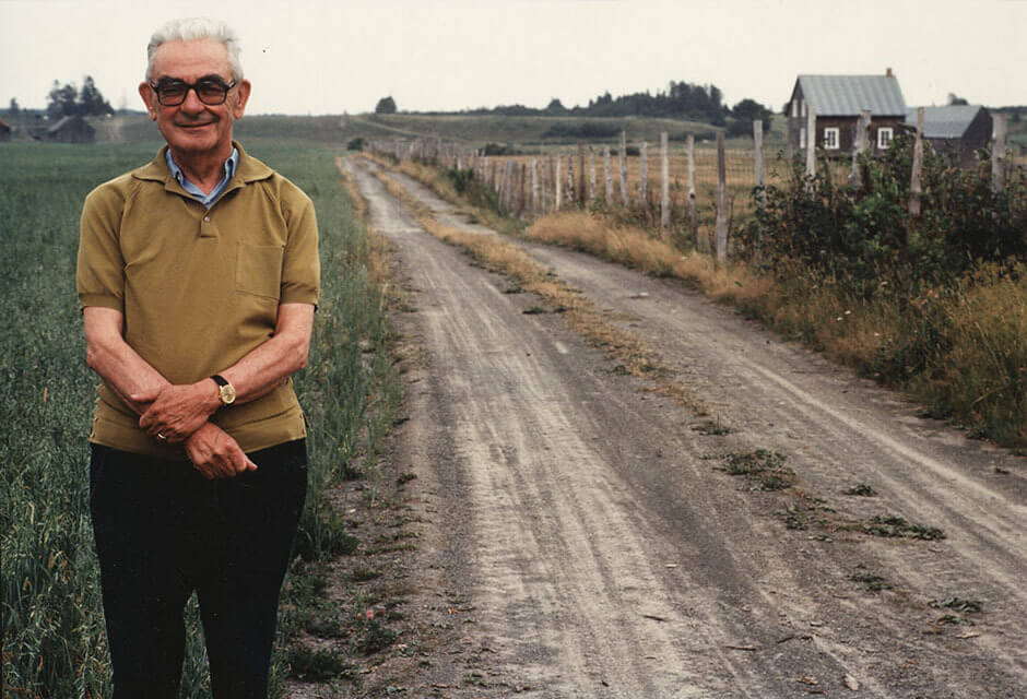 Art Canada Institute, photograph of Jean Paul Lemieux in front of a pathway in Charlevoix