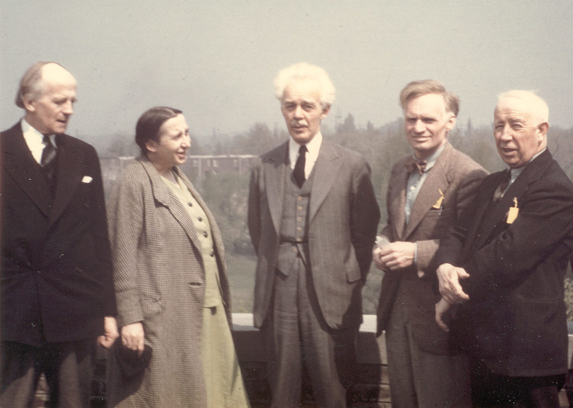 Art Canada Institute, photograph of leaders of the Federation of Canadian Artists at a meeting in Toronto,1942. From left to right: Arthur Lismer, Frances Loring, Lawren Harris, André Charles Biéler, and A.Y. Jackson.