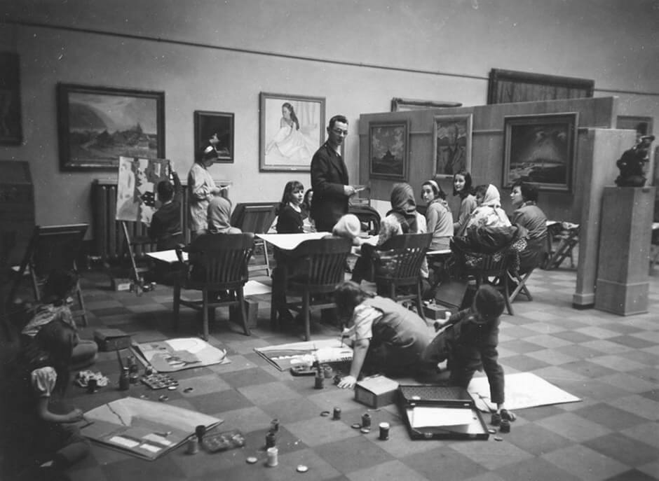 Art Canada Institute, photograph of Lemieux and his students during the Saturday drawing classes, 1948