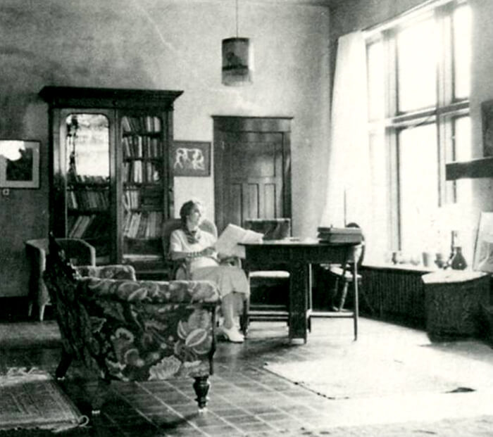 Art Canada Institute, Kathleen Munn in her Toronto studio in the 1930s
