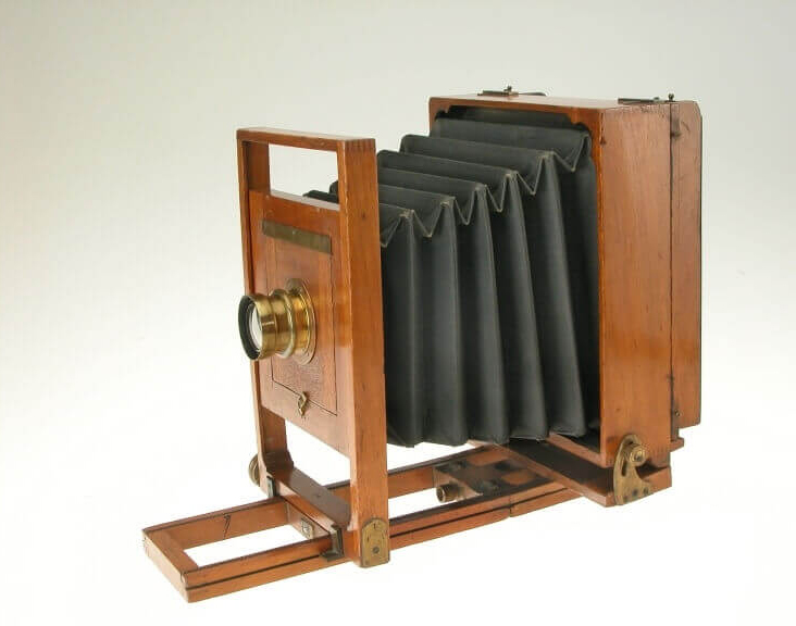 Art Canada Institute, photograph of a large-format view camera, c. 1870