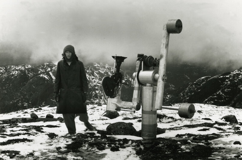 Art Canada Institute, Michael Snow, Michael Snow with the machine he and Pierre Abeloos designed to film La Région Central, 1969