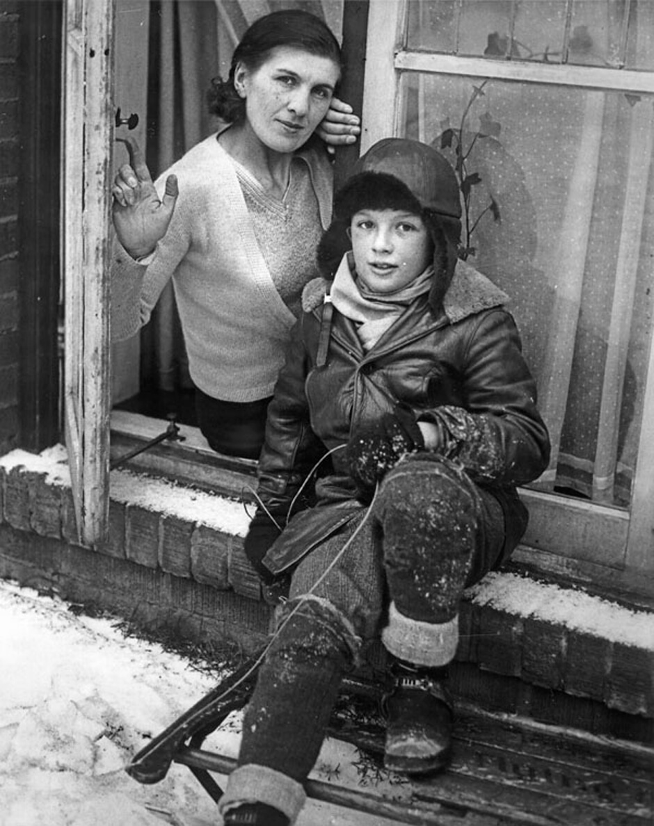 Art Canada Institute, Parakeva Clark and her son Ben at the Clark’s apartment on Lonsdale Road, Toronto, c. 1933.