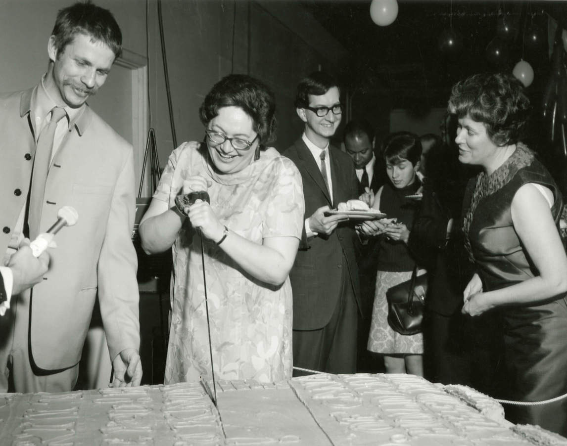 Art Canada Institute, Greg Curnoe, Coupant la gâteau du centenaire de Greg Curnoe, 1967