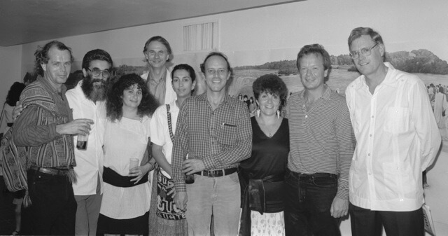 Art Canada Institute, Greg Curnoe, Greg Curnoe au milieu des visiteurs d’une exposition d’artistes de London, à la Casa de las Américas, La Havane, Cuba, 1988