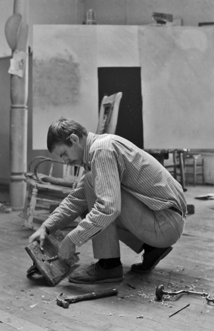Art Canada Institute, Greg Curnoe, Greg Curnoe au travail dans son atelier de la rue King, 1964
