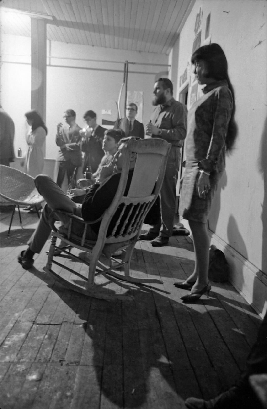 Art Canada Institute, Greg Curnoe, Amis de Greg Curnoe réunis lors d’une fête à l’atelier de la rue King, 1966