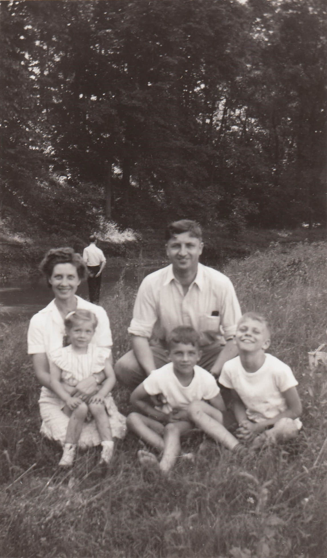 Art Canada Institute, Greg Curnoe, The Curnoe family at Dingman Creek, c. 1946