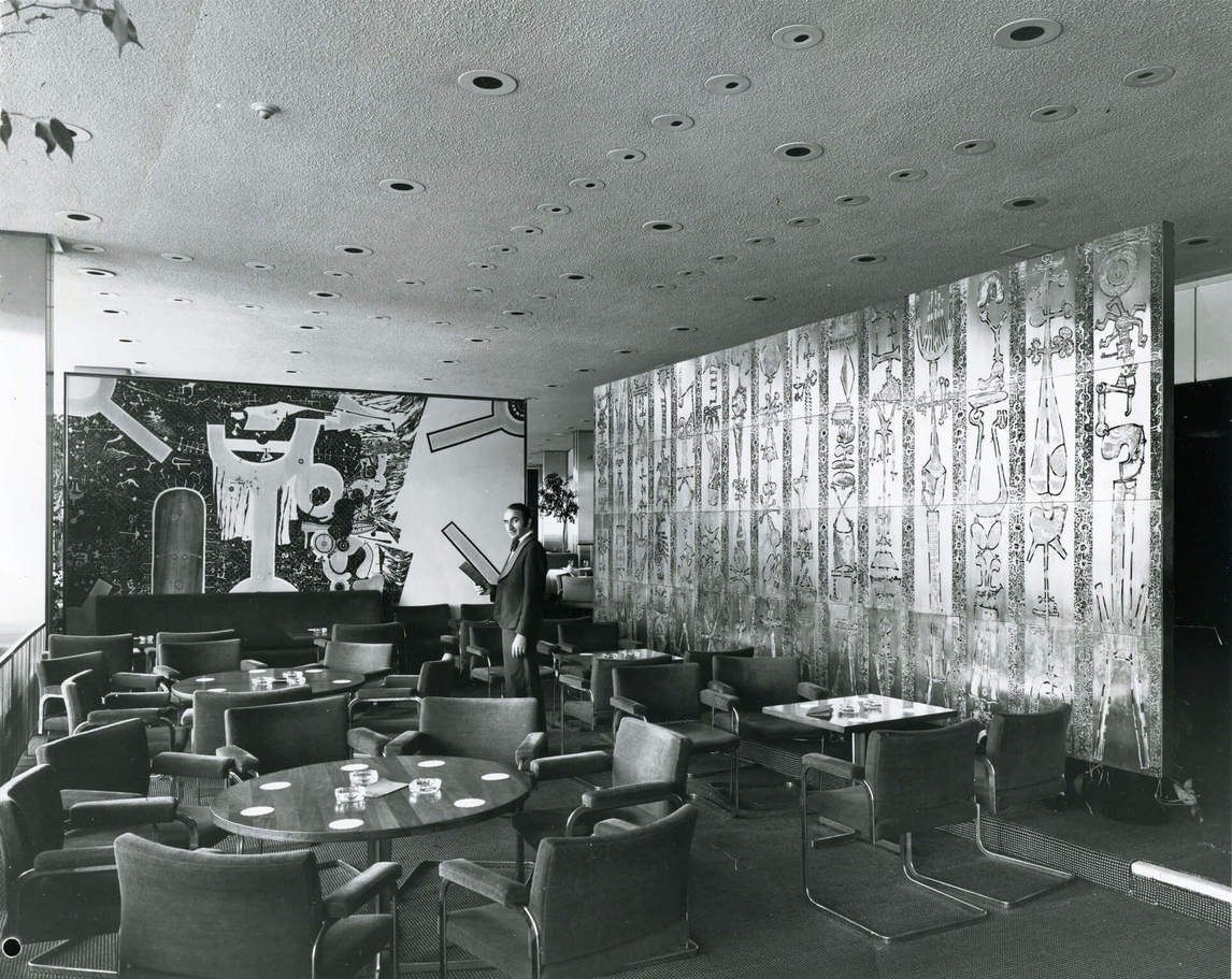  Art Canada Institute, Deux œuvres de Harold Town dans le salon Aeroquay de l’aérogare 1, maintenant démolie