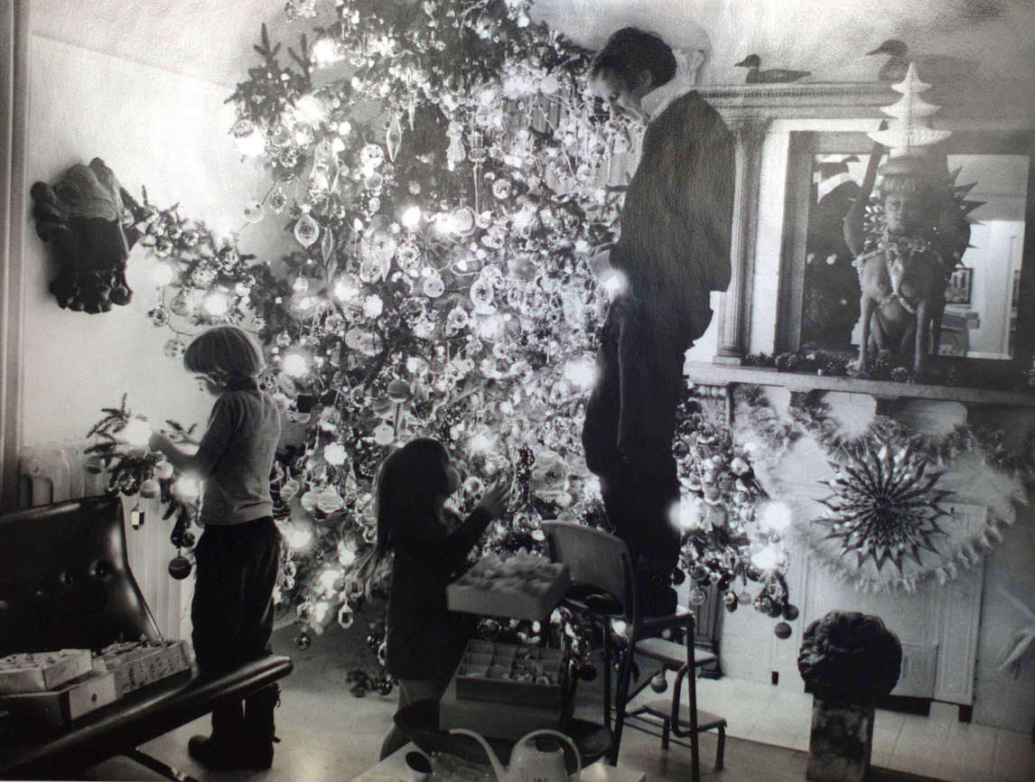 Art Canada Institute, Harold Town with his daughters Heather and Shelley in 1966, photographed by John Reeves