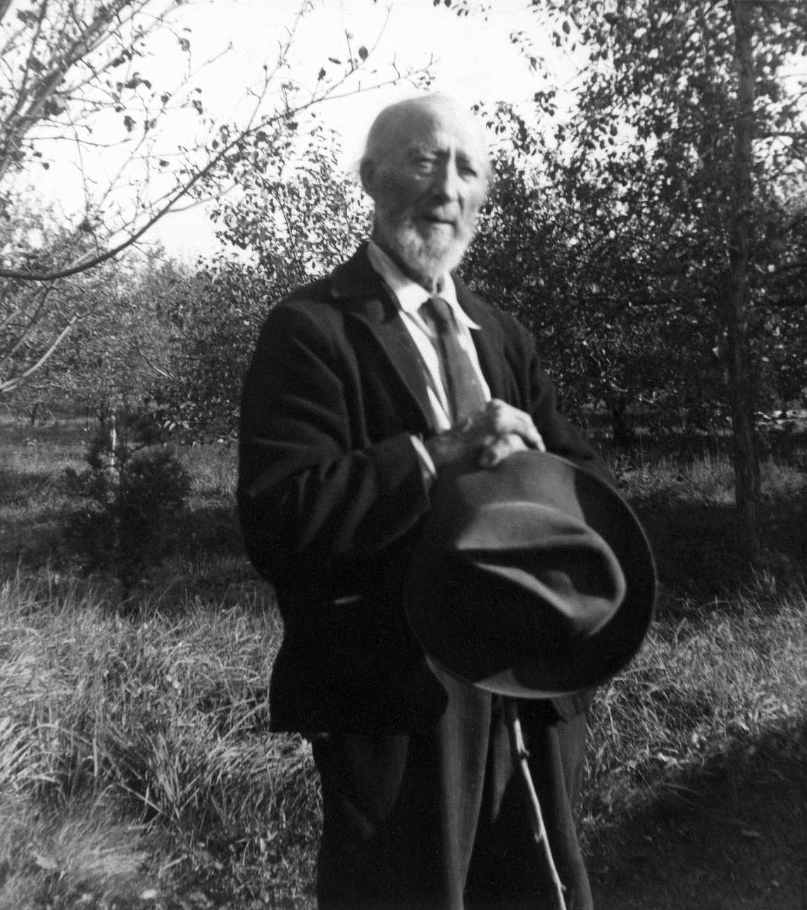 Art Canada Institute, Ozias Leduc at his home in Saint-Hilaire, 1954.