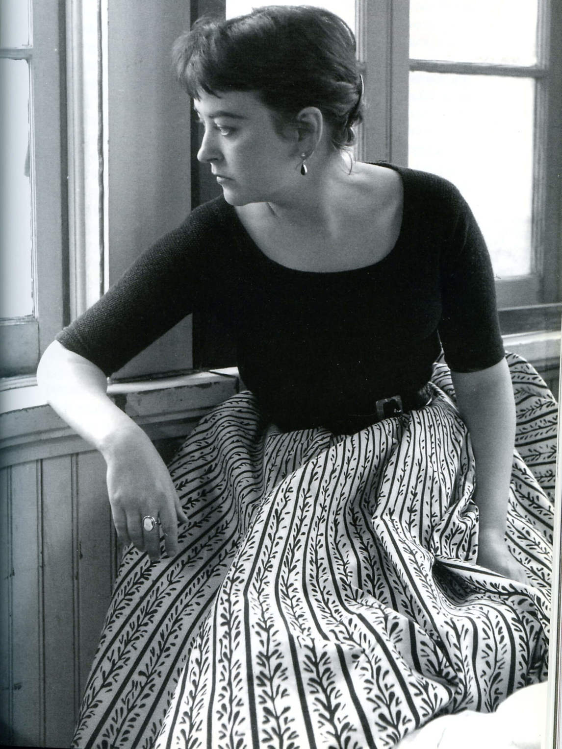 Art Canada Institute, photograph of Joyce Wieland in 1955 by Warren Collins