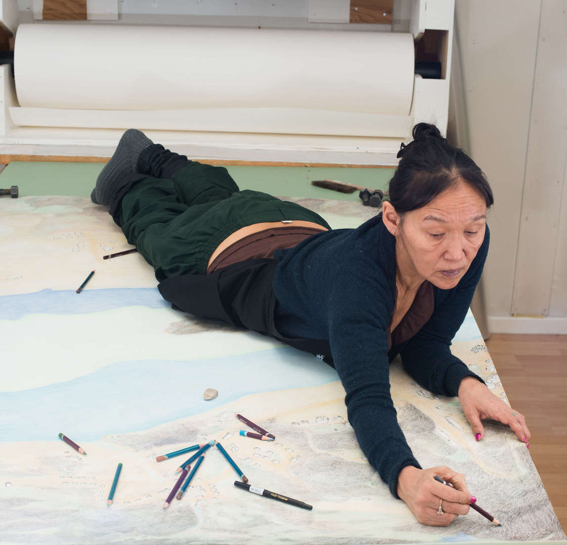 Art Canada Institute, William Ritchie, photograph of Shuvinai Ashoona drawing at Kinngait Studios, November 6, 2014