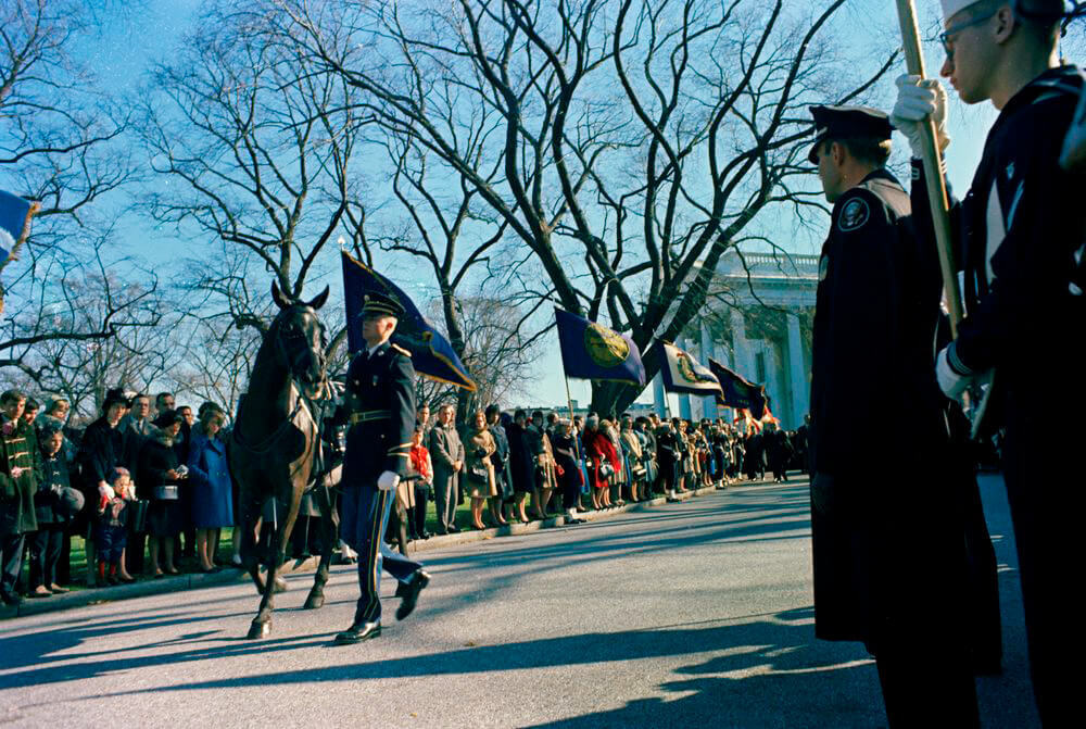 Art Canada Institute, Alex Colville, Cheval sans cavalier dans le cortège funèbre du Président John F. Kennedy vers la cathédrale St. Matthew, 25 novembre 1963