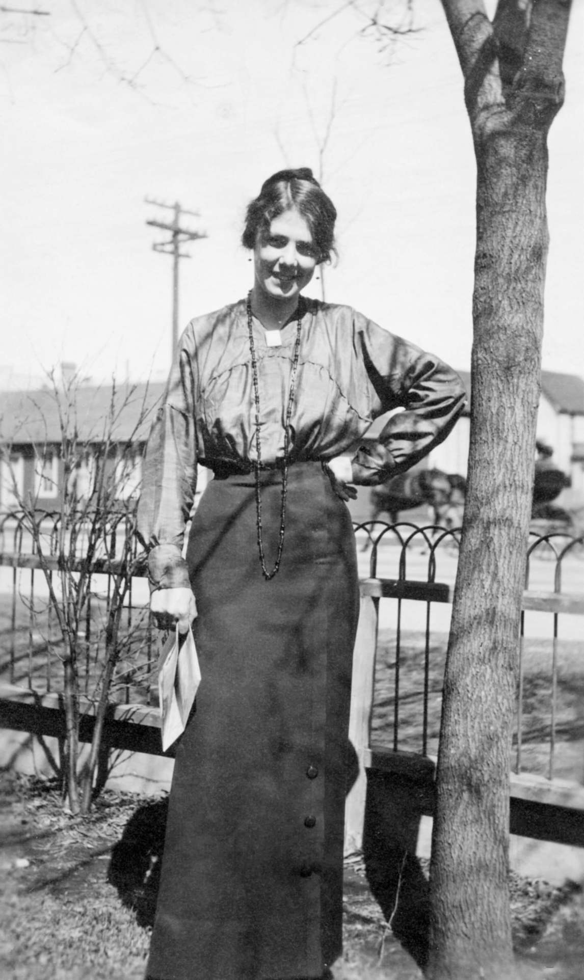 Art Canada Institute, photograph of Felicia (Vally) FitzGerald around the time she married LeMoine, c. 1912