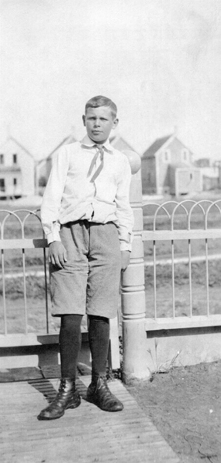 Art Canada Institute, photograph of Lionel LeMoine FitzGerald at the front gate of his home, 672 Sherbrook Street, Winnipeg, c. 1905