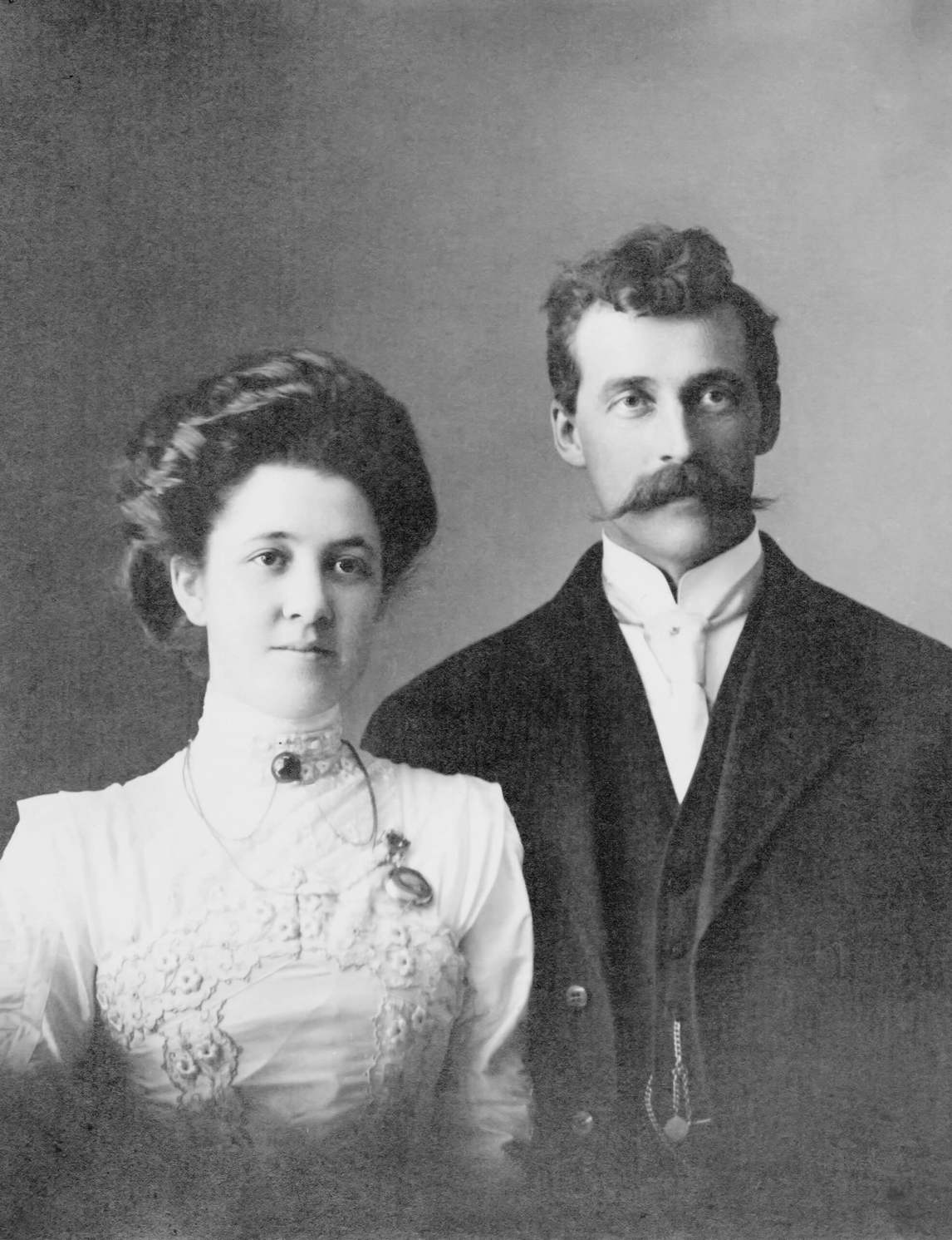 Art Canada Institute, photograph of LeMoine FitzGerald’s parents, Belle Hicks and Lionel Henry FitzGerald, c. 1890