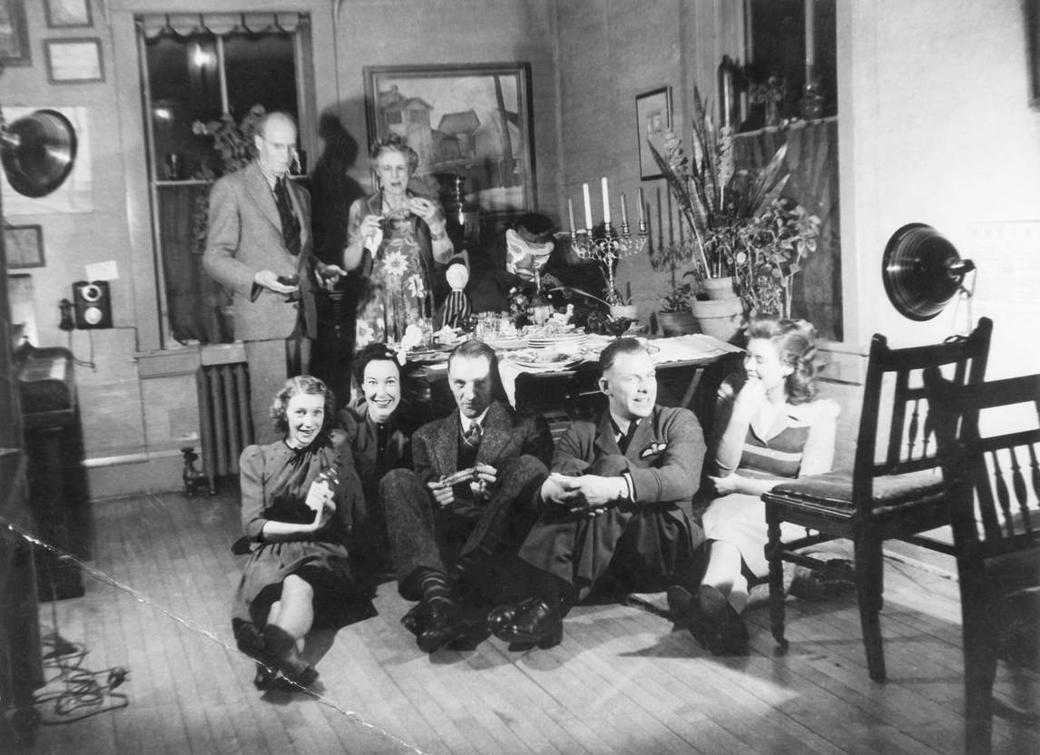 Art Canada Institute, photograph of FitzGerald and Vally in their dining room with friends, c. 1940