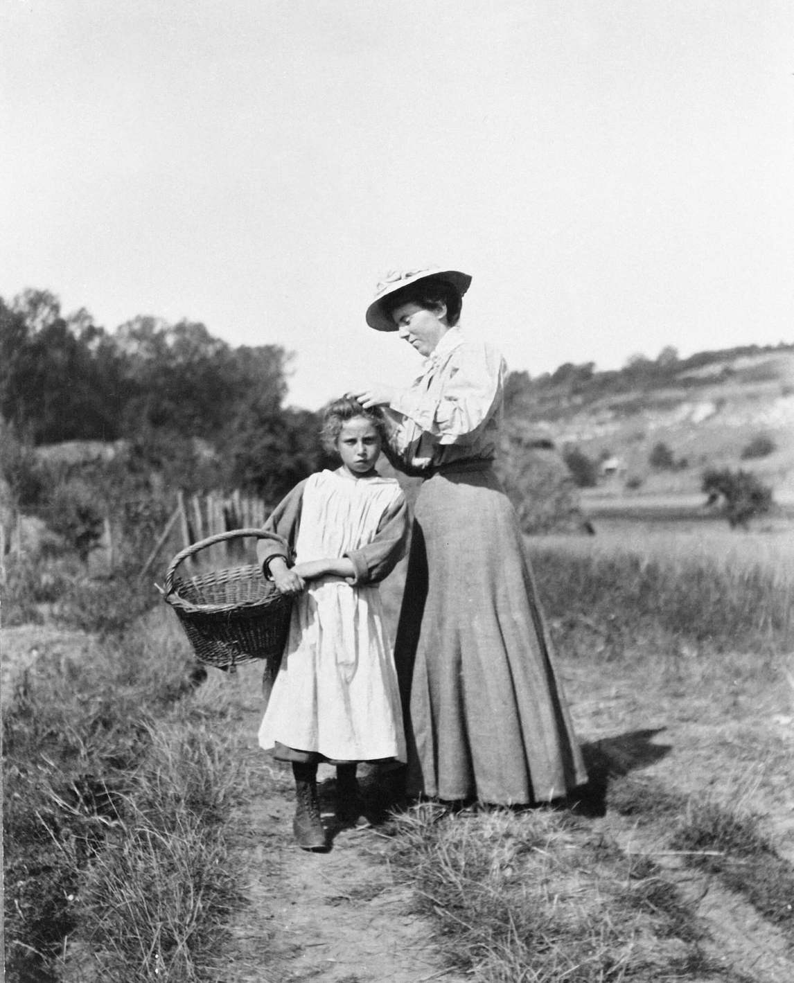 Helen McNicoll adjusting model’s hair