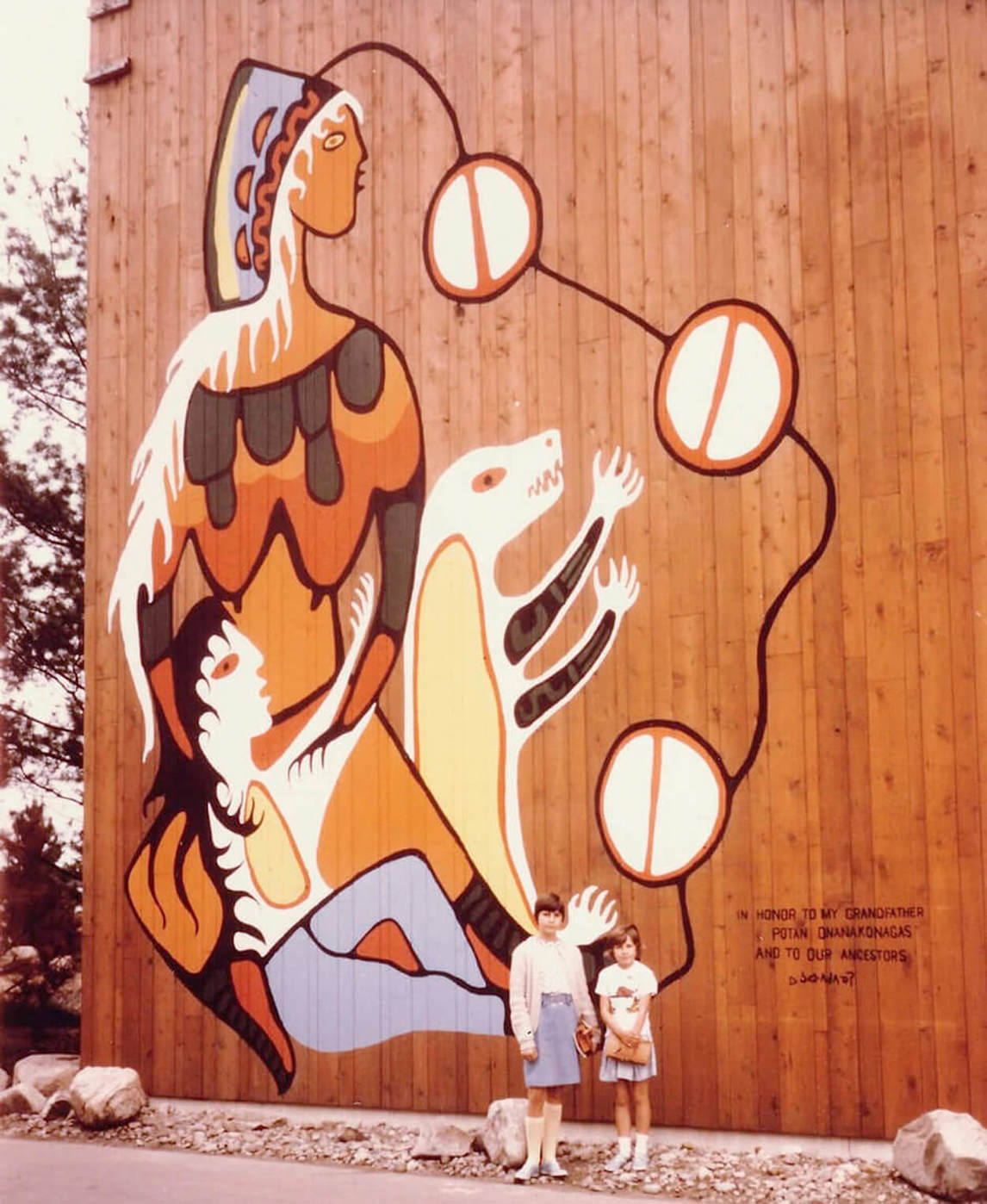 Une murale de Norval Morrisseau pour le pavillon des Indiens du Canada à l’Expo 67, 1967