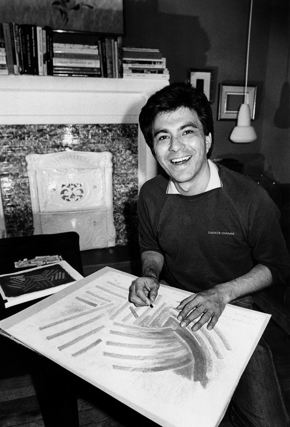 Robert Houle dessinant dans son appartement de la rue Wellesley Est à Toronto en 1981