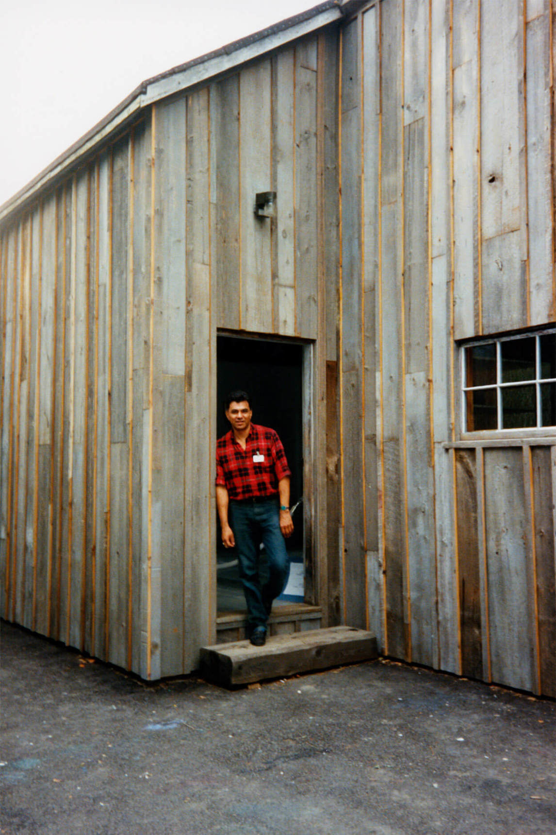 Robert Houle dans l’embrasure de la porte de la cabane de Tom Thomson, 1989