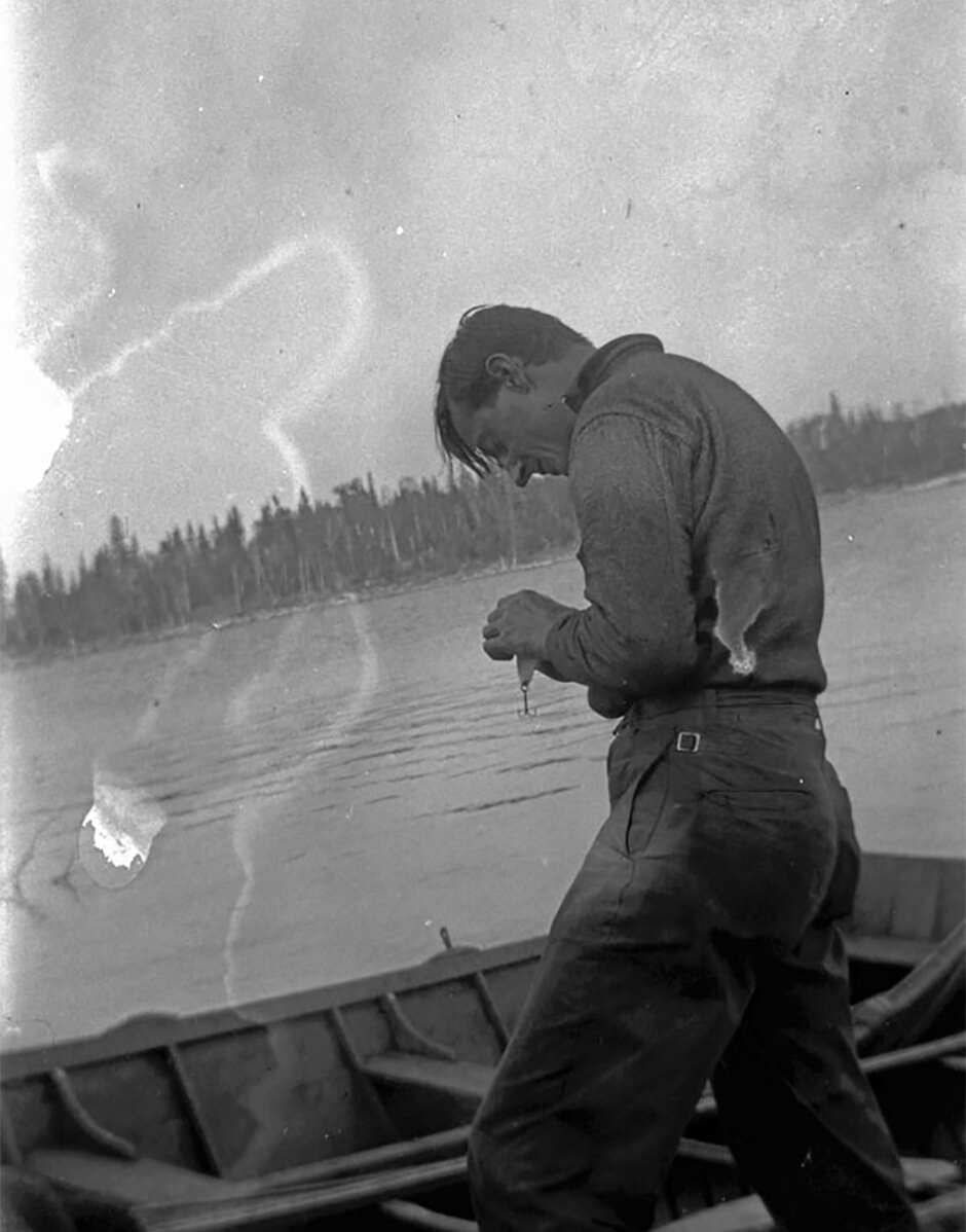 Art Canada Institute, Photograph of Tom Thomson on Canoe Lake, c. 1915–16