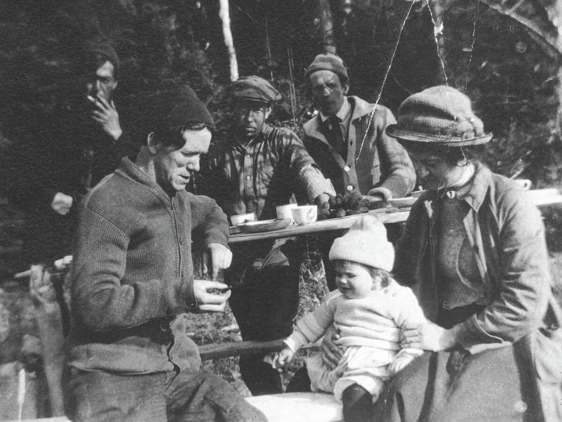 Art Canada Institute, Tom Thomson, F.H. Varley, A.Y. Jackson, and Arthur, Marjorie, and Esther Lismer in Algonquin Park, fall 1914