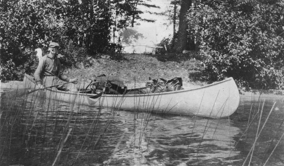 Art Canada Institute, Tom Thomson in a canoe, 1912