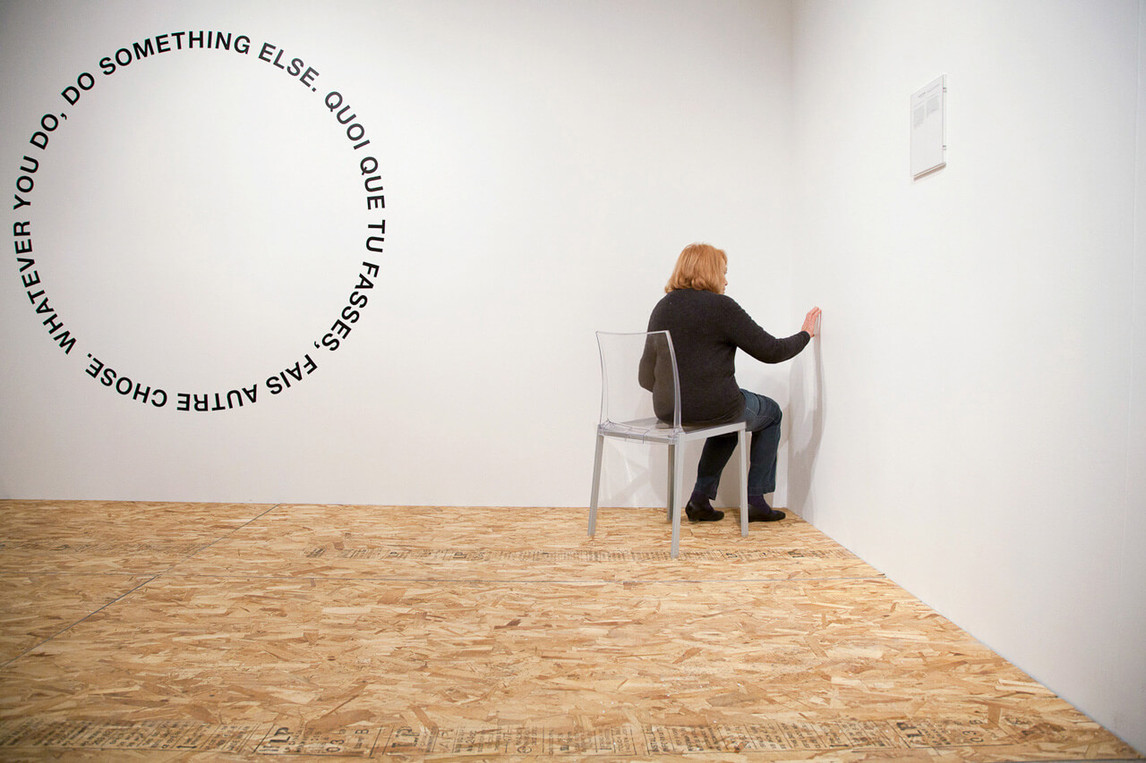 Empreintes, 2015, selon les directives de Paul-André Fortier, exécutée par Françoise Sullivan lors de l’ouverture de l’exposition do it Montreal, Galerie de l’UQAM, 12 janvier 2016, Montréal.