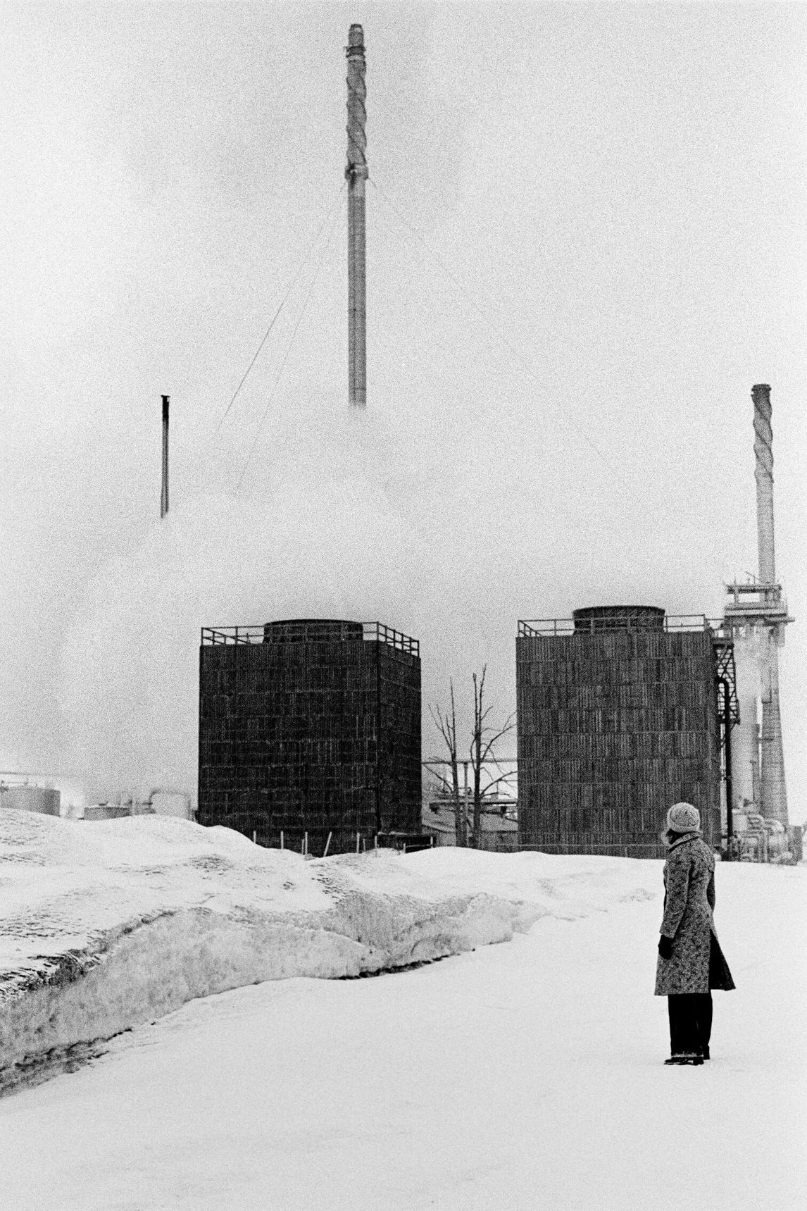 Françoise Sullivan lors de la performance Promenade parmi les raffineries de pétrole, 1973.