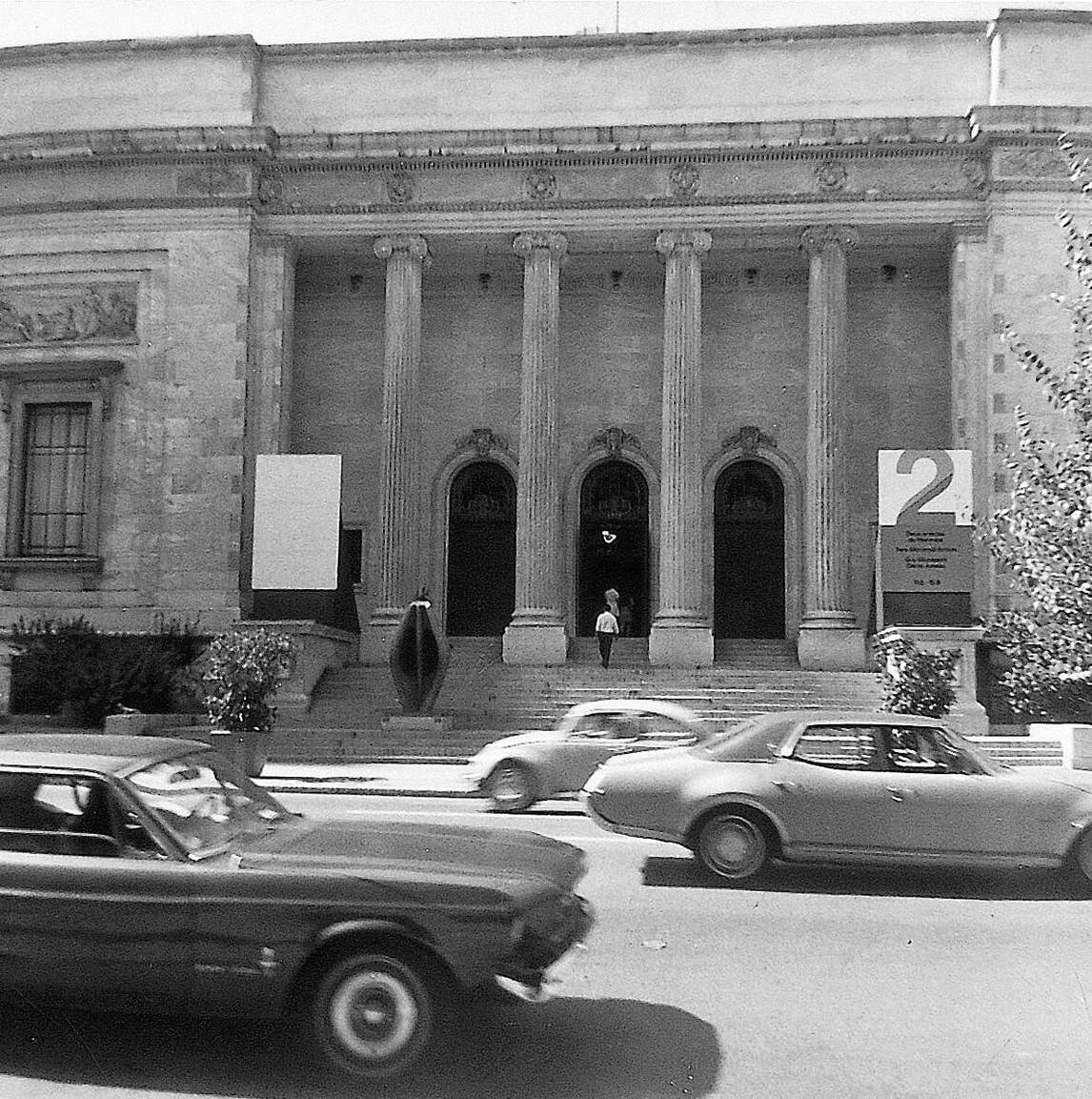 Promenade entre le Musée d’art contemporain et le Musée des beaux-arts de Montréal, 1970, par Françoise Sullivan.