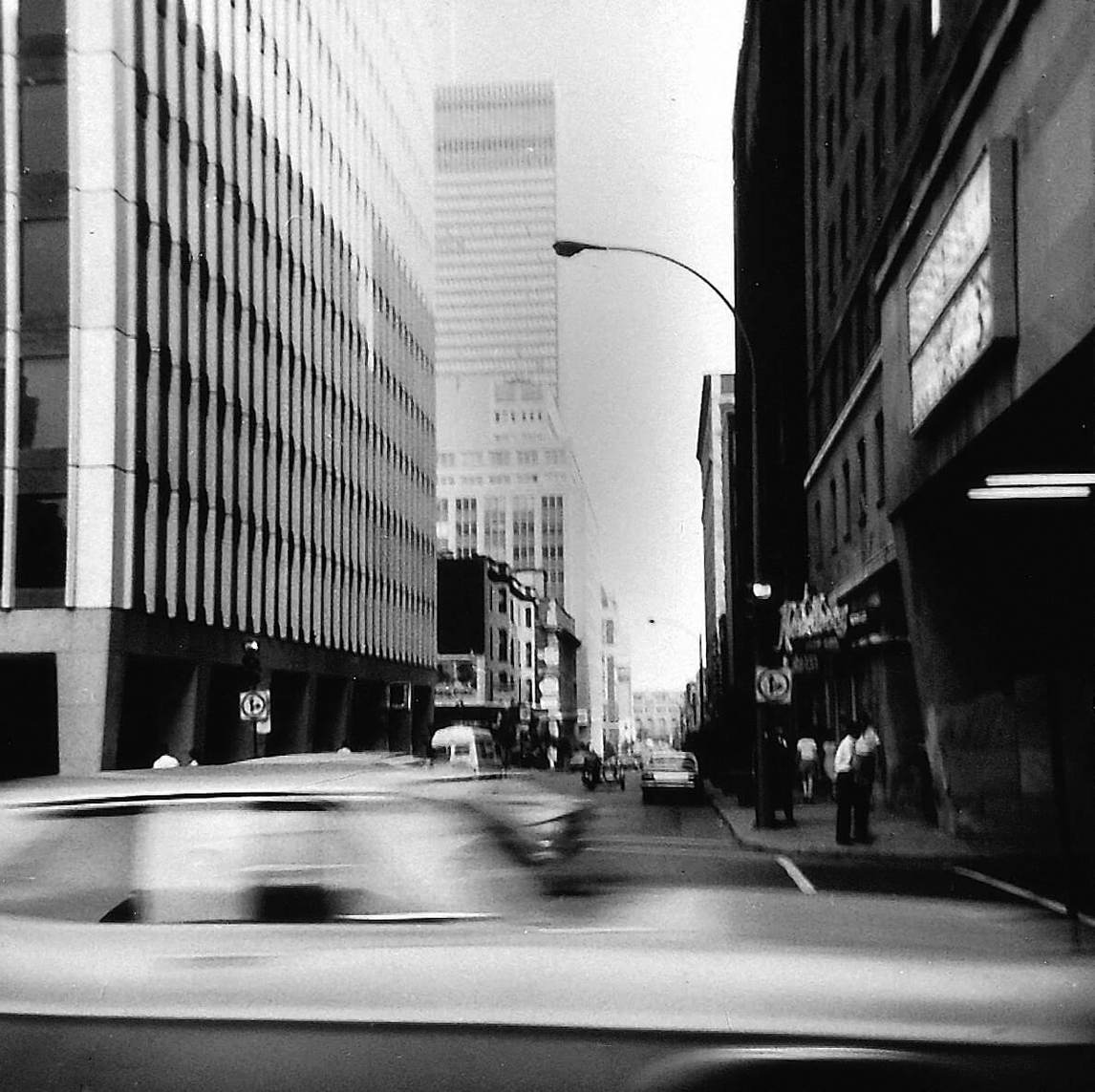 Promenade entre le Musée d’art contemporain et le Musée des beaux-arts de Montréal, 1970, par Françoise Sullivan.