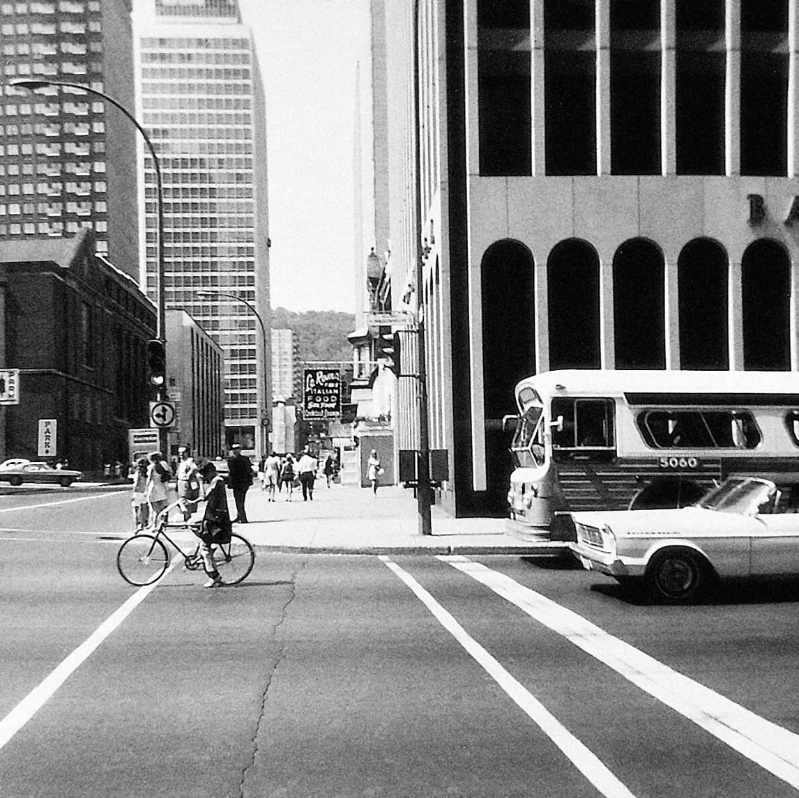 Promenade entre le Musée d’art contemporain et le Musée des beaux-arts de Montréal, 1970, par Françoise Sullivan.