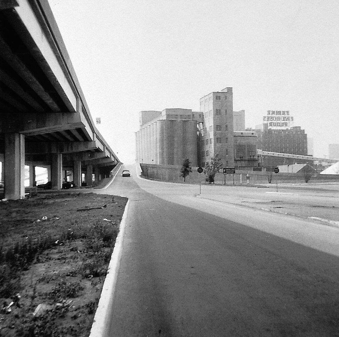 Promenade entre le Musée d’art contemporain et le Musée des beaux-arts de Montréal, 1970, par Françoise Sullivan.
