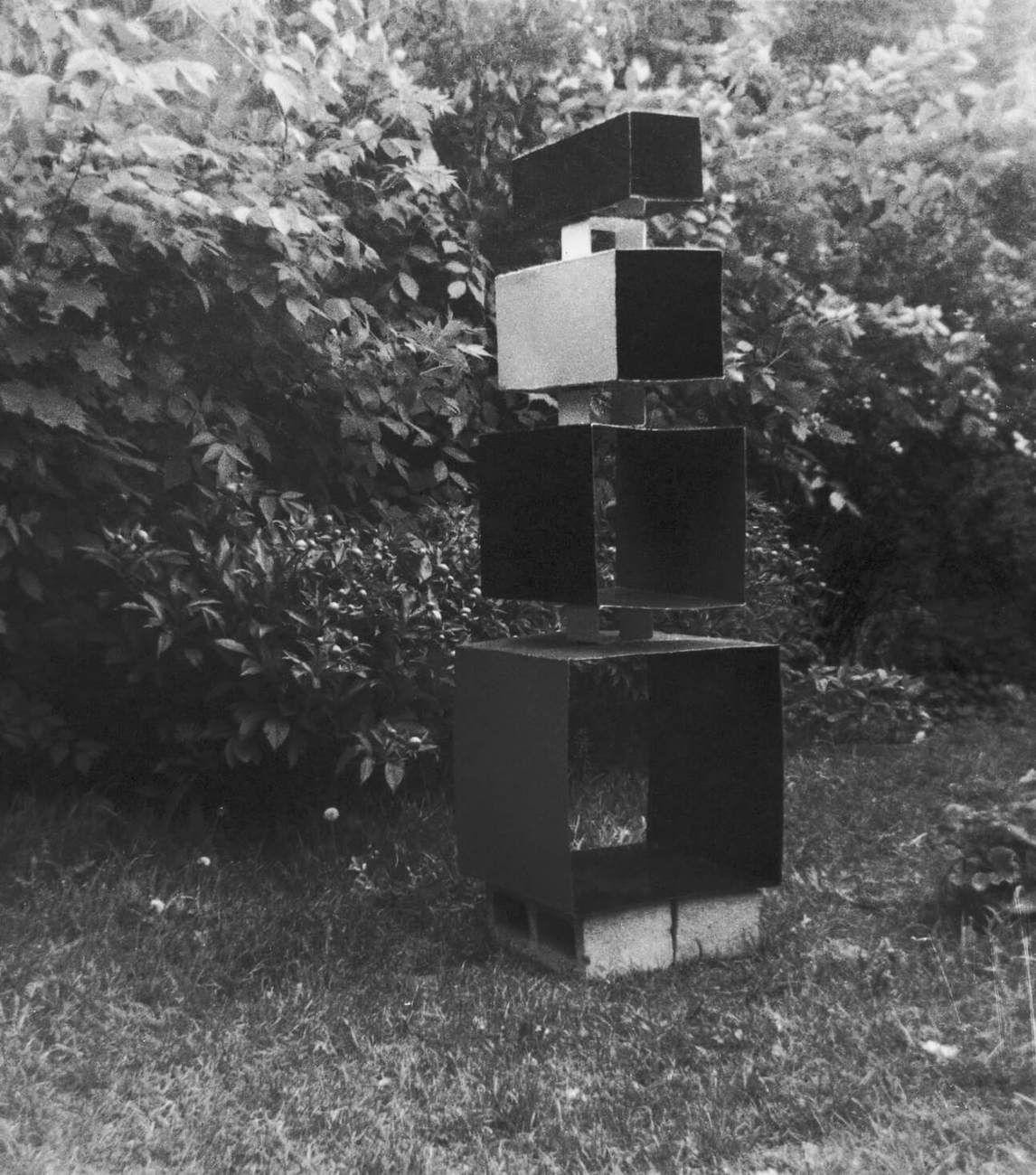 Sculpture pour voir au travers no 5, 1965, par Françoise Sullivan.