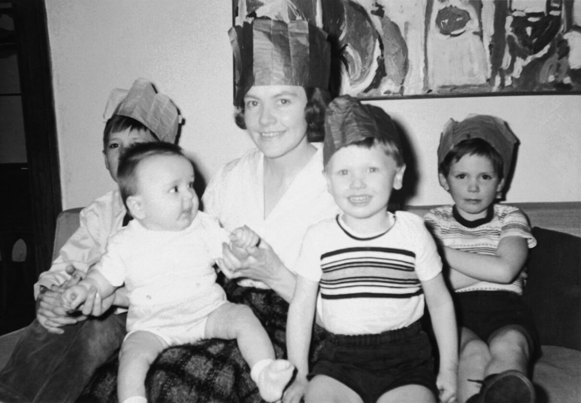 Françoise Sullivan et ses fils, Vincent, Geoffrey, Jean-Christophe et Francis, à leur résidence, 1961. Crédit photographique : Paterson Ewen.