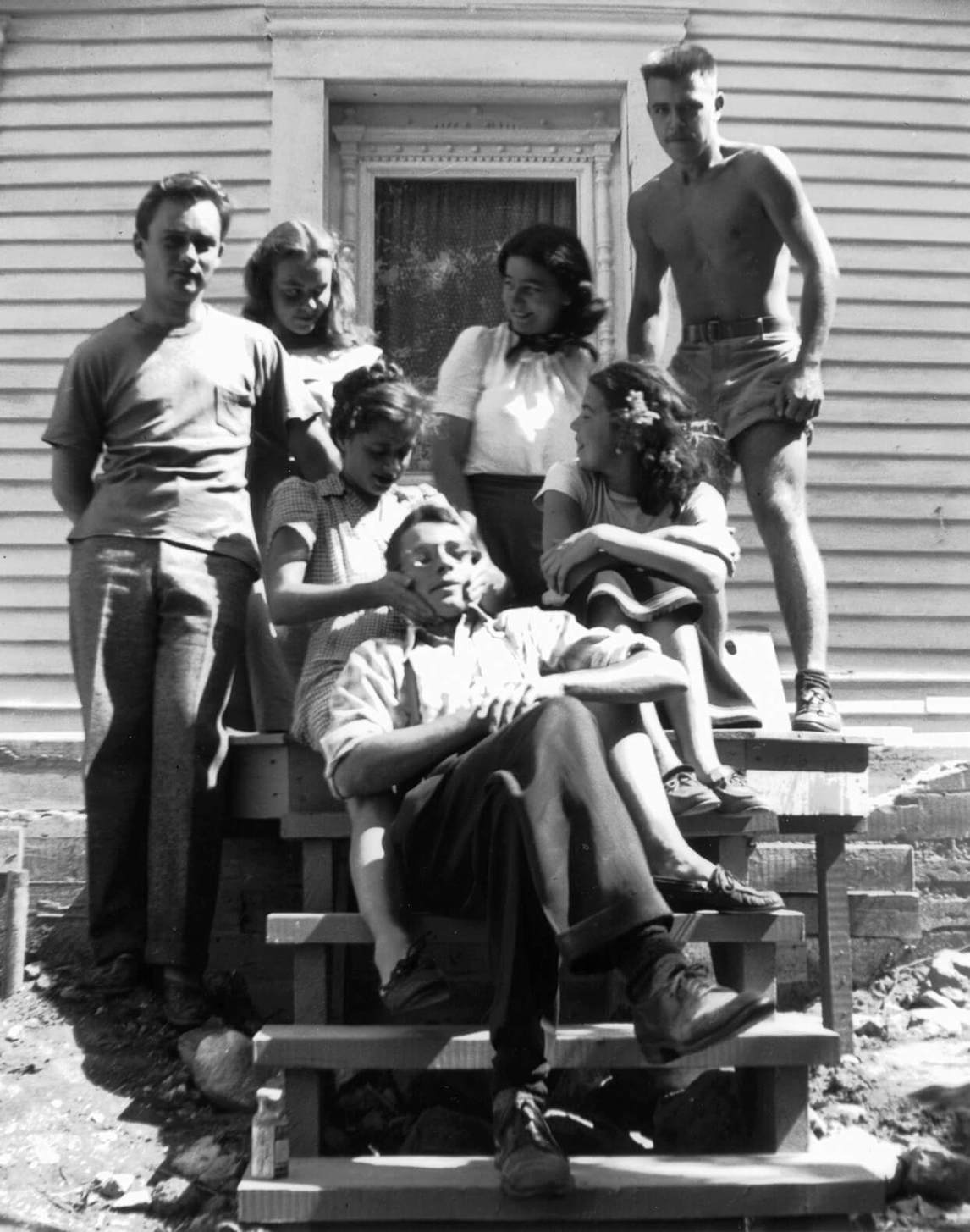 Pierre Gauvreau, Françoise Sullivan, Louise Renaud, Madeleine and Mimi Lalonde, Claude Gauvreau, and Marcel Barbeau in Saint-Hilaire, 1946.