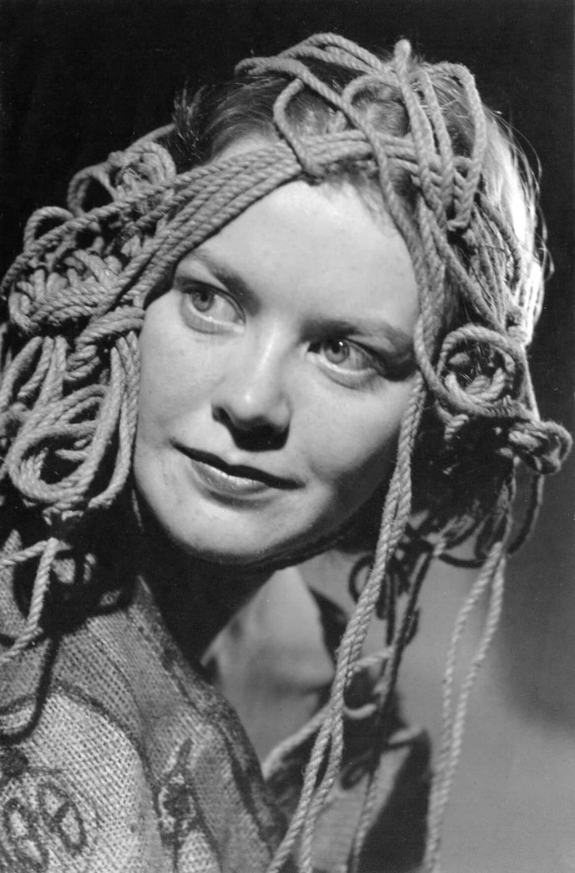 Françoise Sullivan portant le costume créé par Jean-Paul Mousseau pour Black and Tan, 1948.