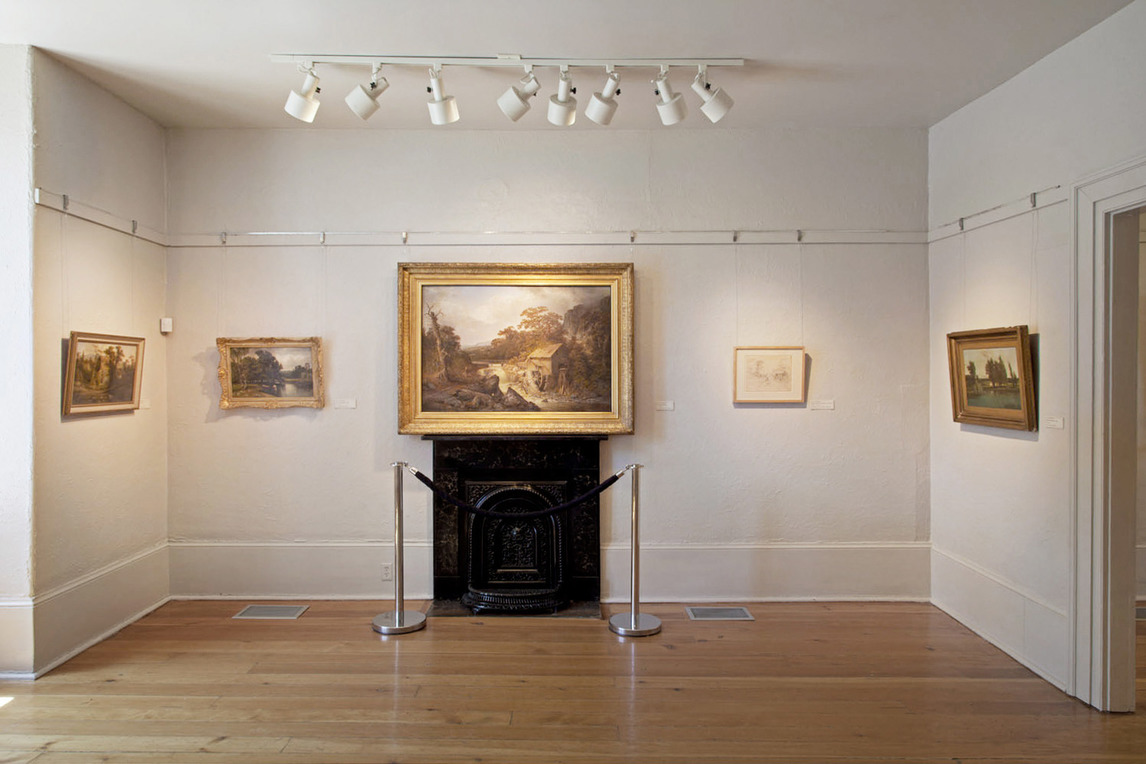 Vue d’installation de Bringing Heritage Home (Ramener le patrimoine à la maison), à la Maison-musée Homer Watson, Kitchener