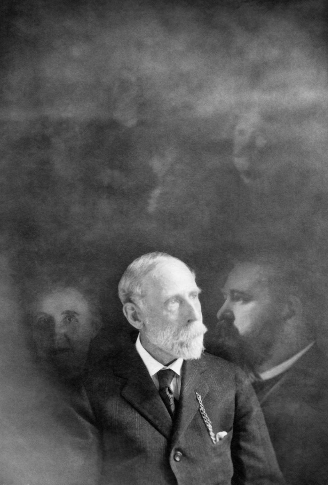 Homer Watson avec les esprits des morts (photo truquée), 1930